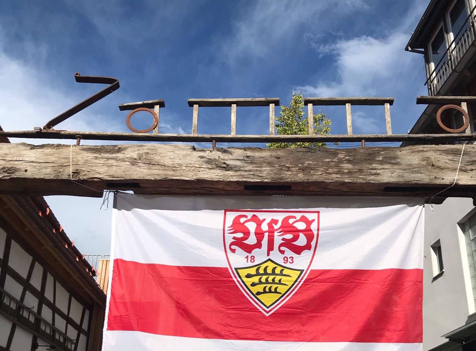   VfB Fahne Ansicht Strasse  
