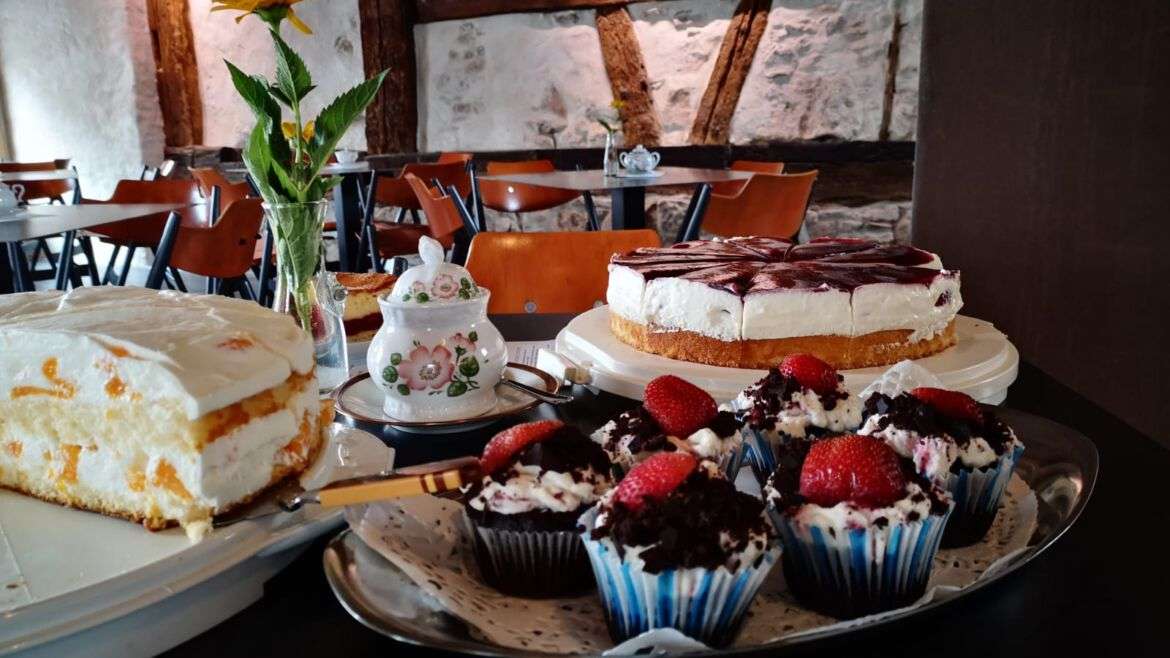 Kuchen beim Café mit der ev. Kirche