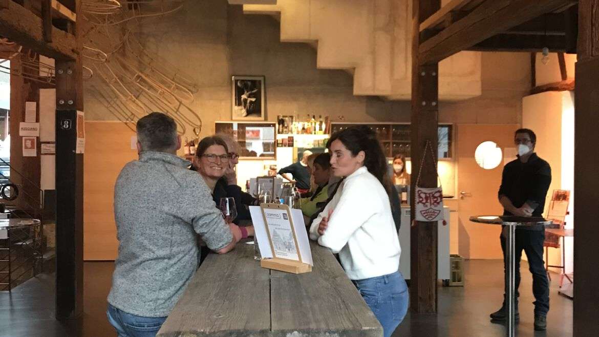 Weintheke Gaeste an Theke  Kopie scaled