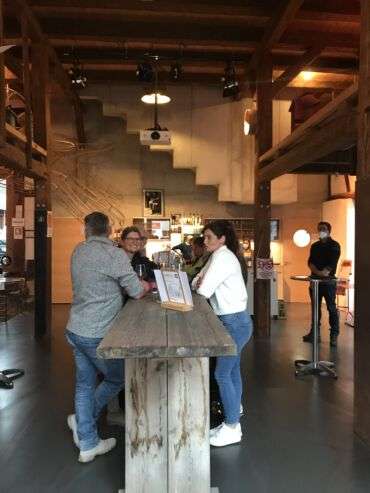 Weintheke Gaeste an Theke Kopie scaled