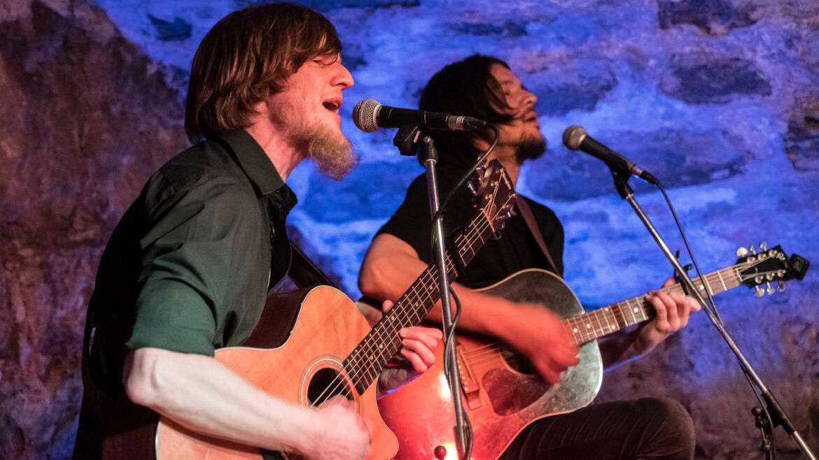 Matthias und Andreas Pietsch von Tidemore mit Gitarren