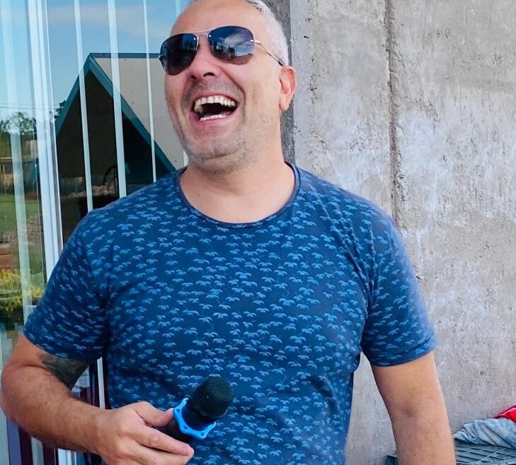 Ismael Orbelli auf der Bühne, lachend