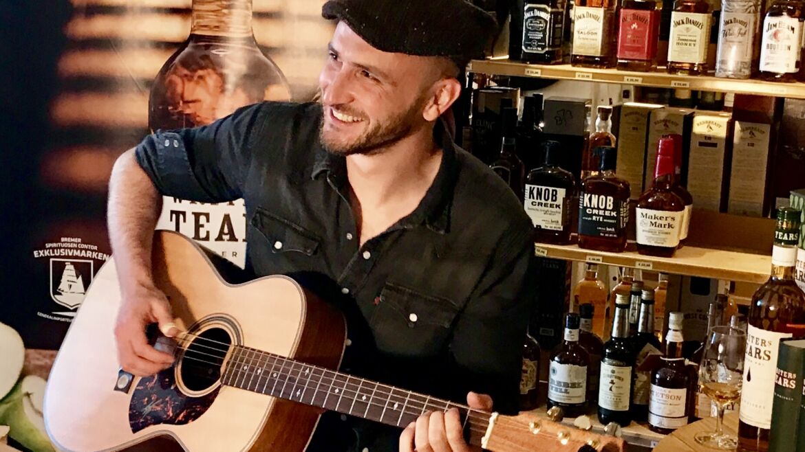 Richie Ros mit Gitarre in Bar - Pressefoto