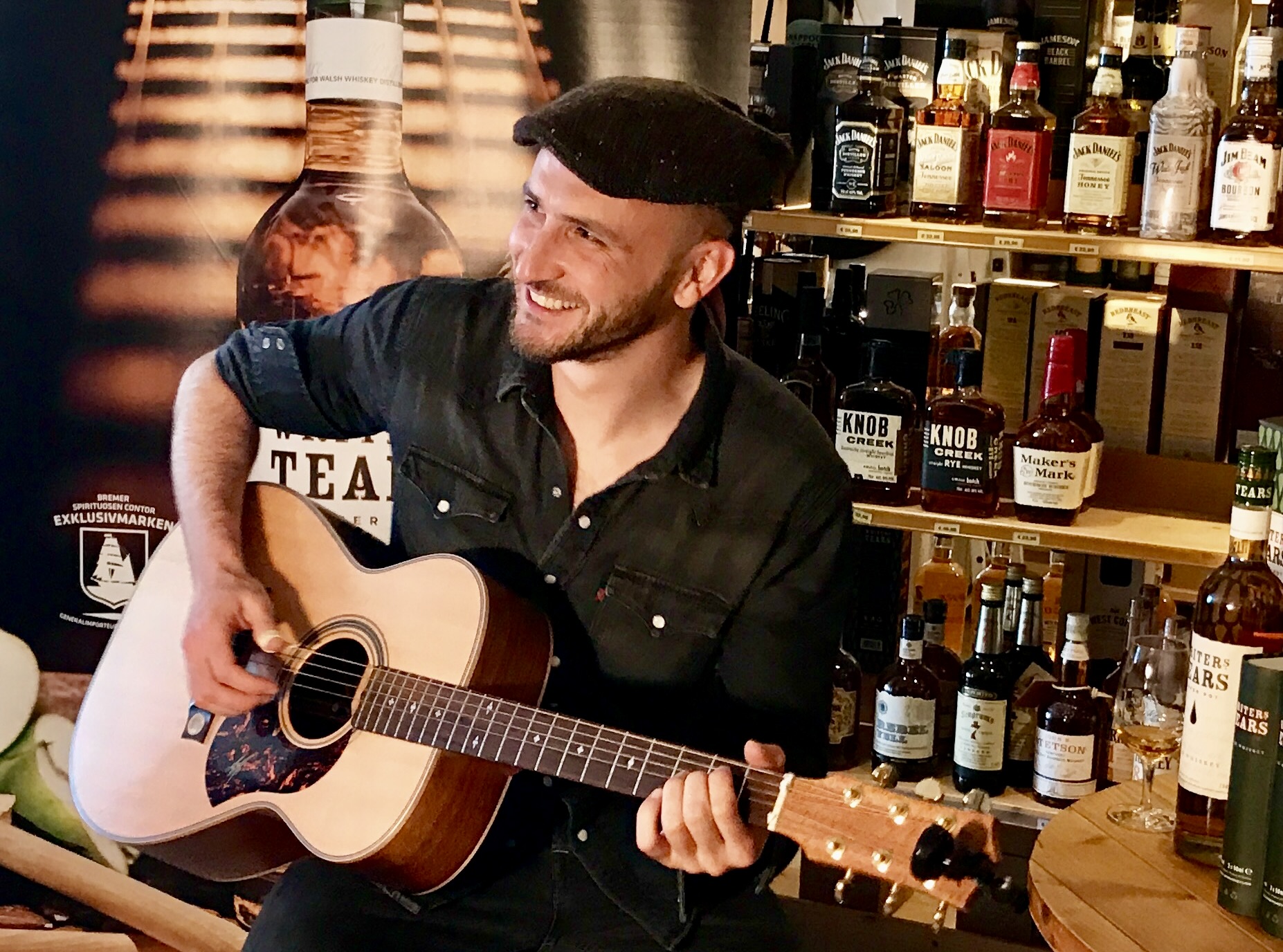 Richie Ros mit Gitarre in Bar - Pressefoto