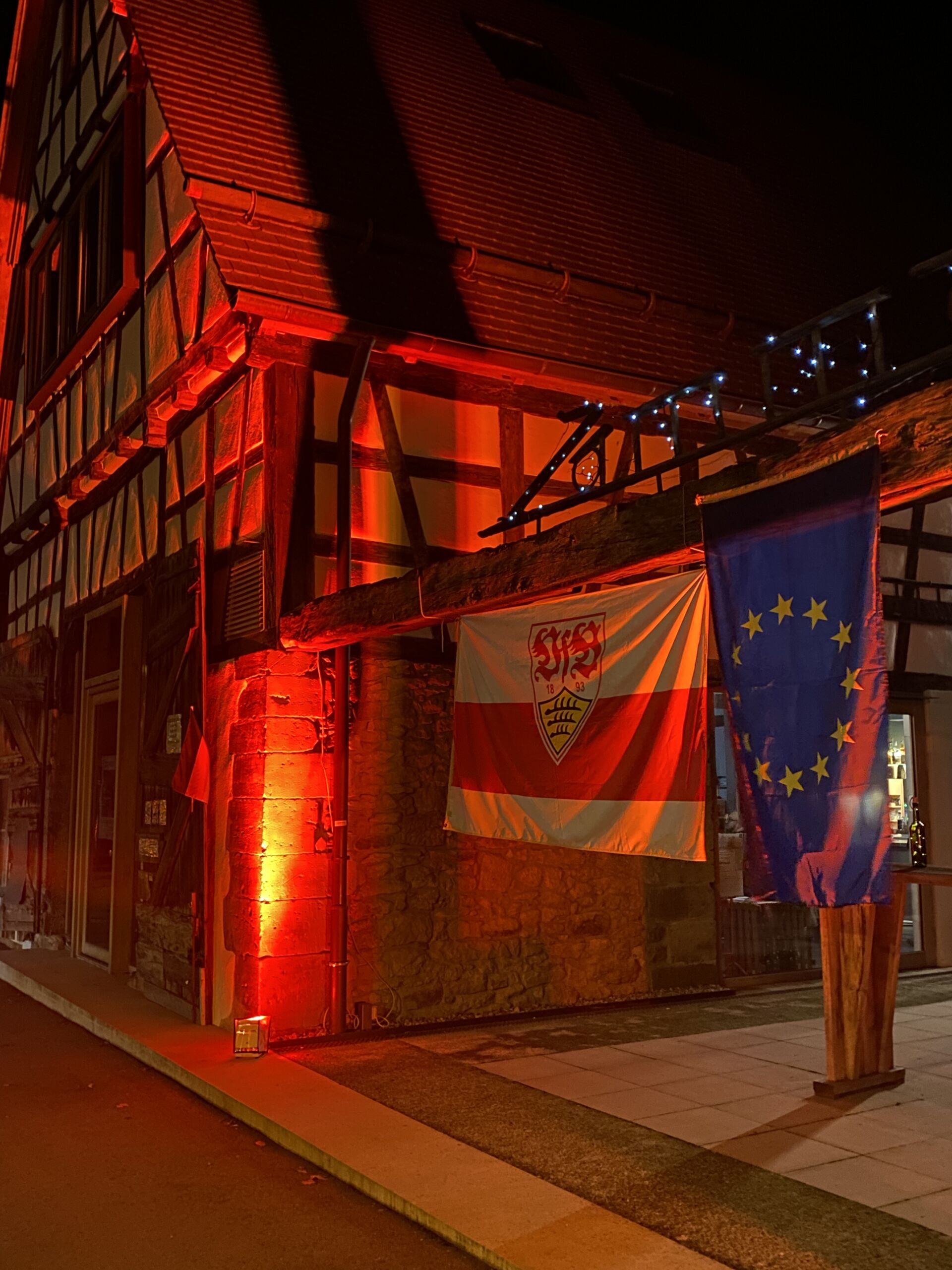 Fahnen VfB und Europa Nacht