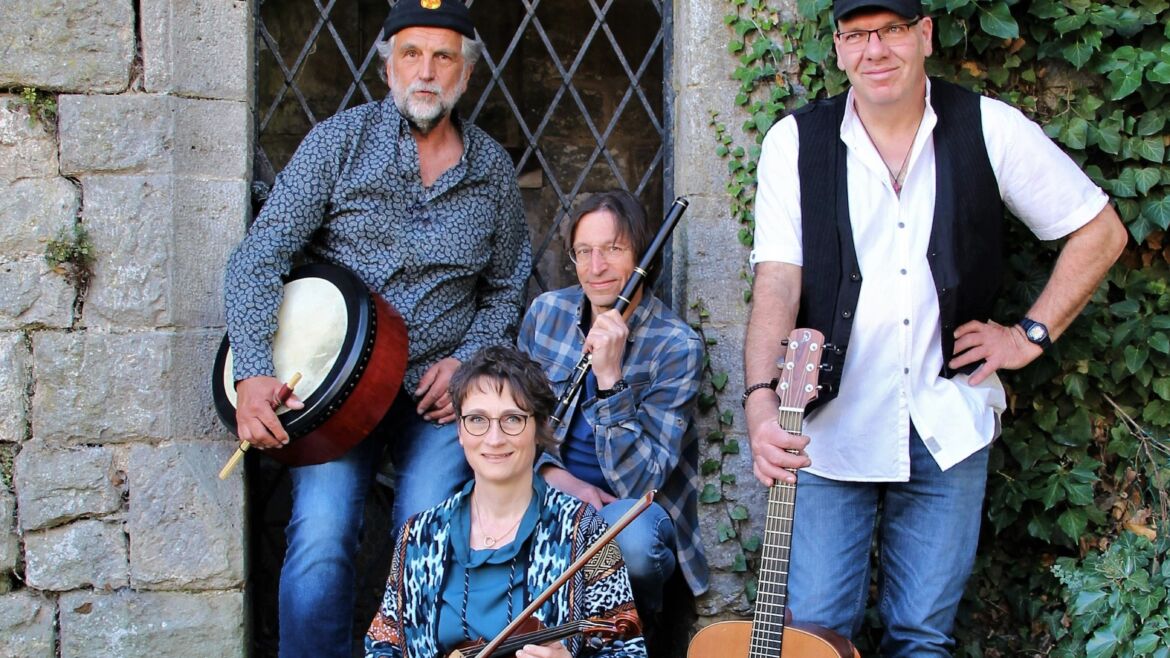 Colludie Stone Band - 4 Musiker vor Steinbogen