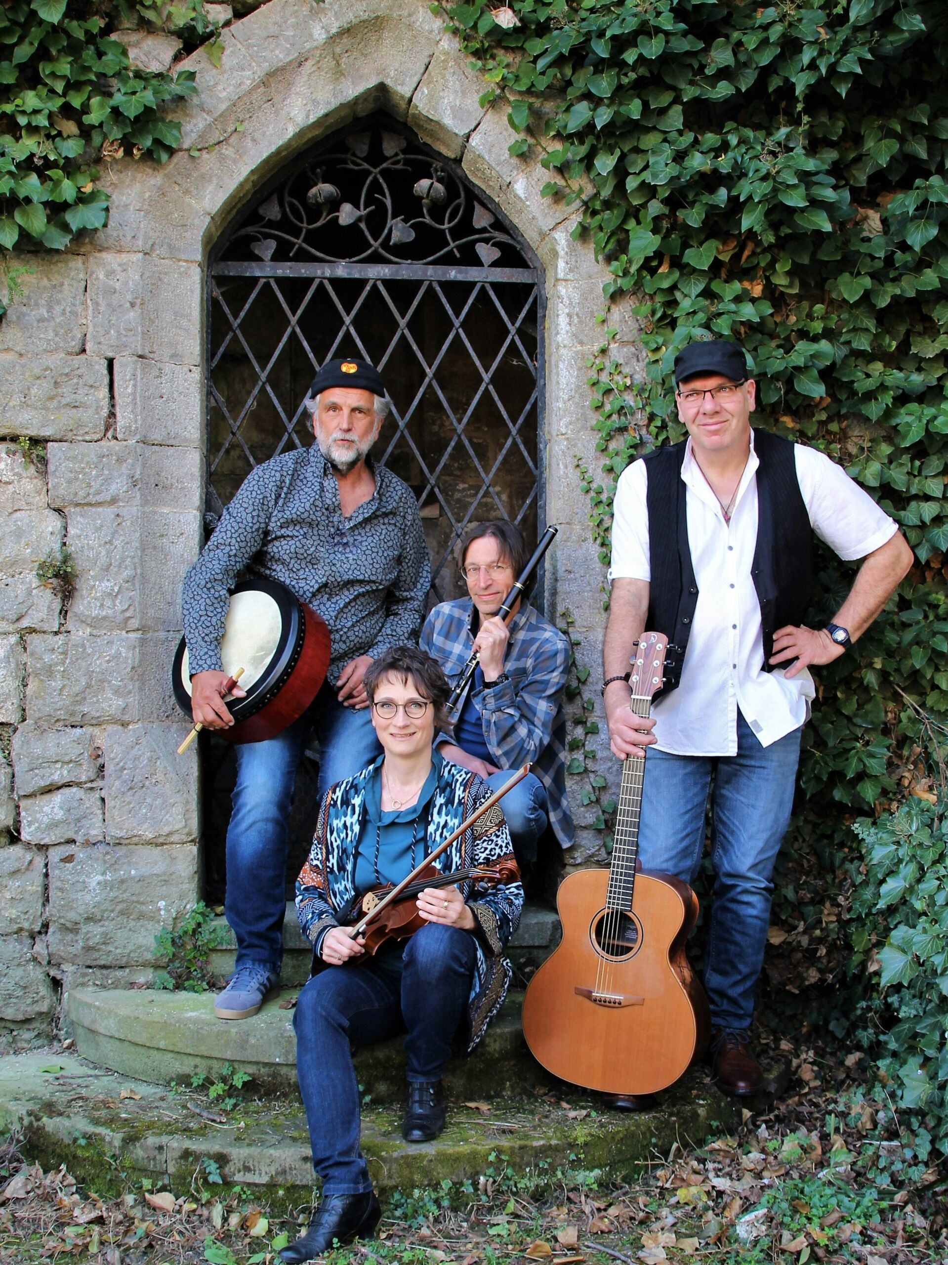 Colludie Stone Band - 4 Musiker vor Steinbogen