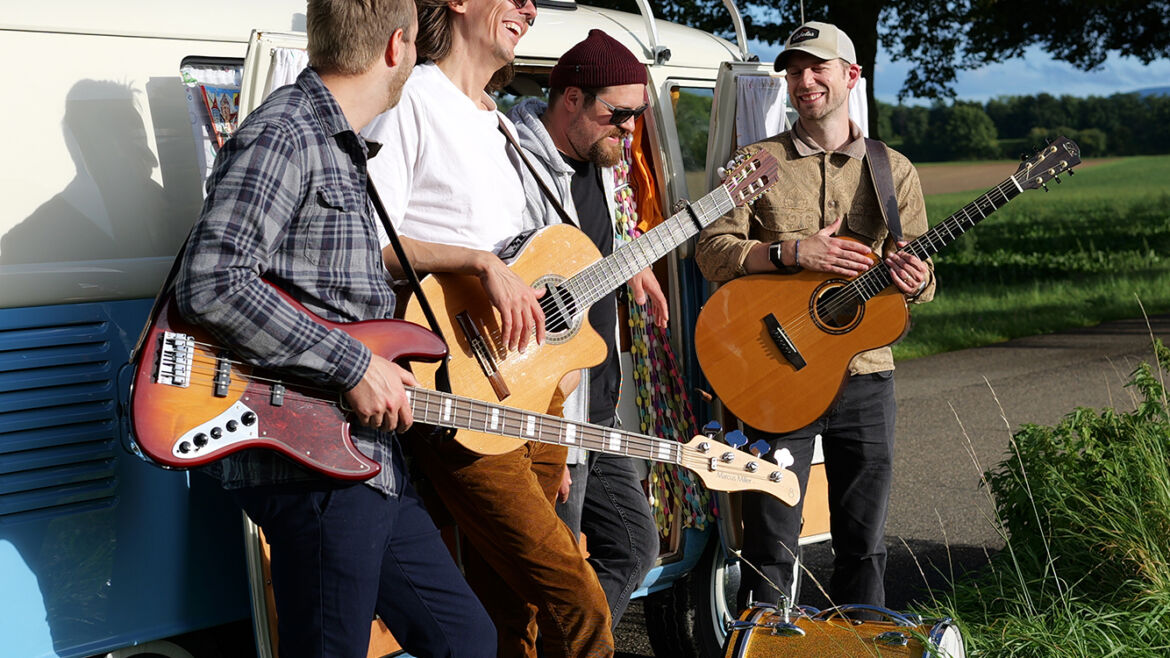 4-köpfige Band Aleksi im Freien vor dem Band-Van.