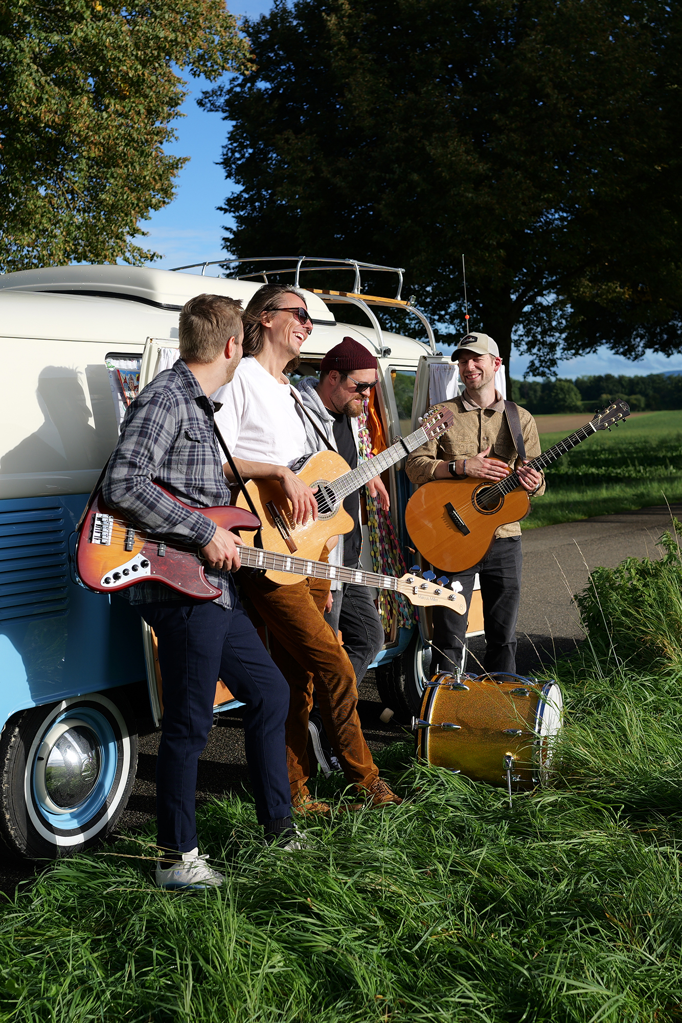 4-köpfige Band Aleksi im Freien vor dem Band-Van.
