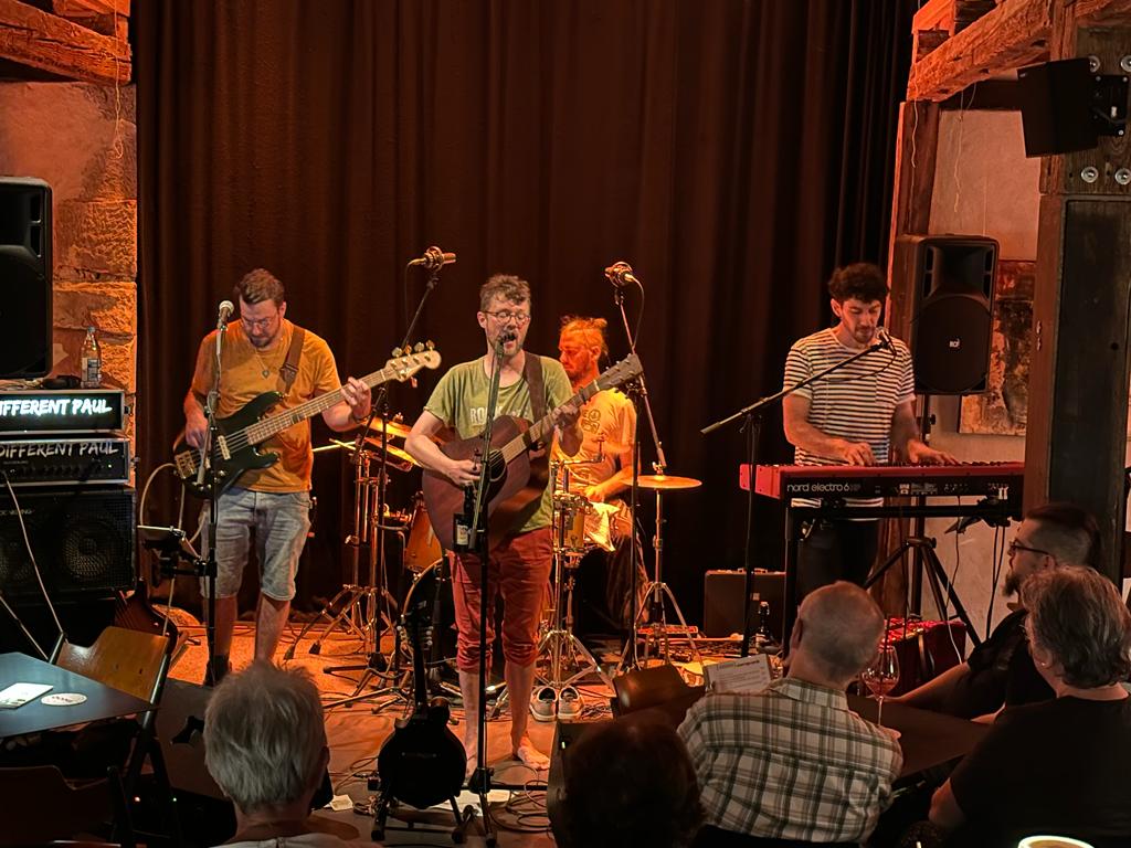 Different Paul im [ zamma ]